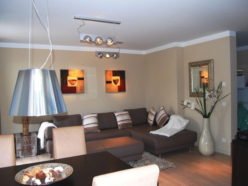 Wohnbereich. Wohnzimmer mt elektr. vergößerbarem Sofa (3 m x 3 m) und offenem Essbereich für 4 - 6 Personen