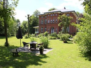 Das Herrenhaus mit 13.000qm Garten und Terasse