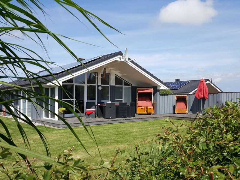 Gartenansicht mit Blick auf die Terasse