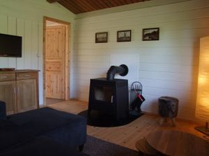 Wohnbereich. dasMeerchen® - Cottage am Fjord (Wohnbereich mit Sitzecke, Sat-TV und Kamin)