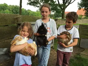 Kinder mit Kaninchen Kinder mit Kaninchen