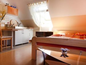 Gästezimmer mit Miniküche und TV