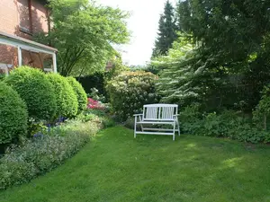 Garten mit Sitzplatz vor Terrasse Garten mit Sitzplatz vor Terrasse