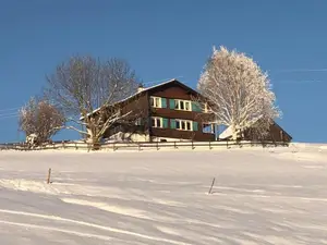 Das Haus von unten gesehen im Winter Das Haus von unten gesehen im Winter
