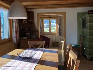 grosse Stube mit Esstisch. Blick auf gemütlichen Kachelofen und kleine Stube. grosse Stube mit Esstisch. Blick auf gemütlichen Kachelofen und kleine Stube.