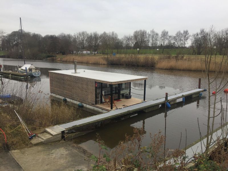 Außenansicht des Gebäudes. HT 4 mit Terrasse