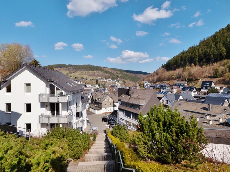 Appartements am Mühlenberg (Haus links, Mitte Rathaus - mit Blick auf Alt-Willingen)