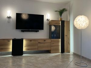 Flachbildfernseher mit Streaming-Diensten (Netflix, Prime Video) und Bluetooth Soundbar