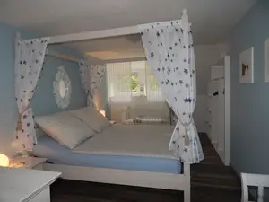 romantisches Schlafzimmer mit Himmelbett - und Babybett