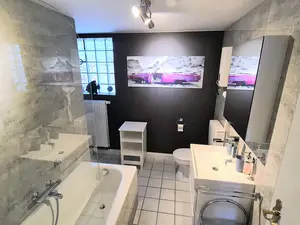 modernes Bad mit Badewanne und Duschwand