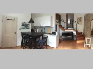 Wohn-/Esszimmer: Wohnungstüre, Essen/Kochen, Türe zu separatem WC, Internetfernseher - oben Schlafkoje, Schlafzimmer