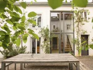 Wildrose Eingang im Innenhof mit Sitzbereich