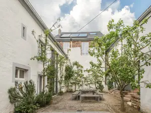 Wildrose Innenhof mit Sitzbereich