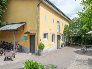 Heublume Eingang mit Sitzbereich im Freien