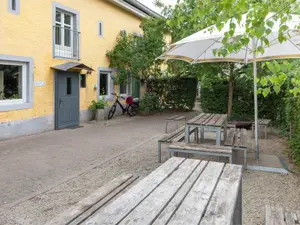 Heublume Eingang mit Sitzbereich im Freien