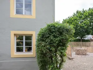 Sonnenblume Blick auf Gemeinschaftsplatz mit Brunnen