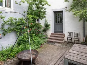 Königskerze Innenhof mit Grillplatz