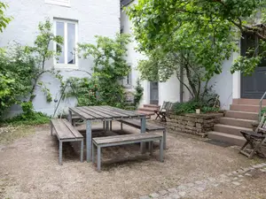 Königskerze Innenhof mit Sitzbereich