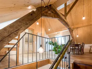 Pusteblume Treppe zum offenen Wohn- und Essebereich mit Küche