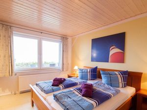 Schlafzimmer mit Doppelbett mit Blick zum Garten