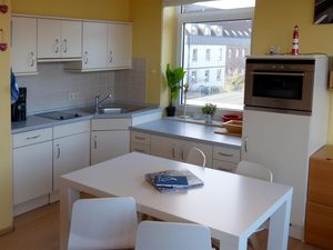 Wohnzimmer mit offener Küche in der Ferienwohnung Therese 8 in Wittdün auf Amrum