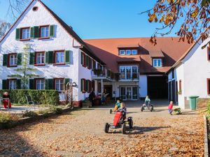 moarhof-kettcars-mit-haus