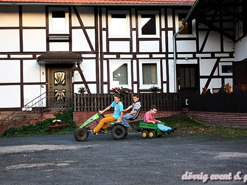 Auf dem Hof mit diversen Fahrzeugen