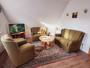 Wohnbereich. Die Sitzecke im Wohnzimmer mit Fernseher und DVD-Player