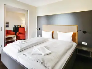 Schlafzimmer mit Doppelbett
