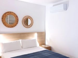 Gemütliches Schlafzimmer: Hauptschlafzimmer mit Doppelbett und Deckenventilator.