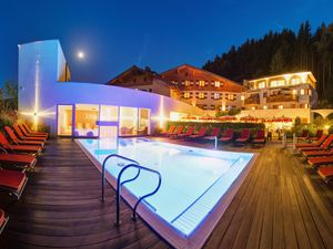 9114-aussenpool-weit-abend-amiamo-kinderhotel-2017