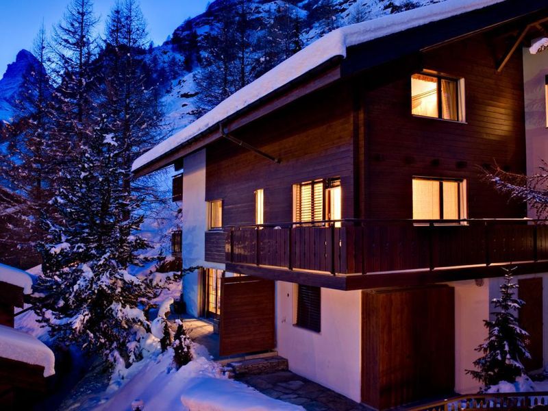 Chalet Zen bei Nacht mit Blick auf das Matterhorn