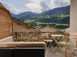 überdachte und möblierte Terrasse mit Bergpanorama