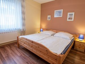 Schlafzimmer mit Doppelbett