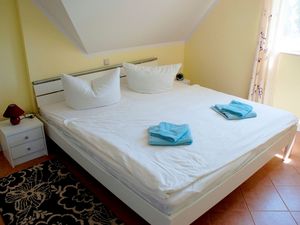 Schlafzimmer mit Doppelbett