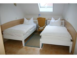 Schlafzimmer mit zwei Einzelbetten