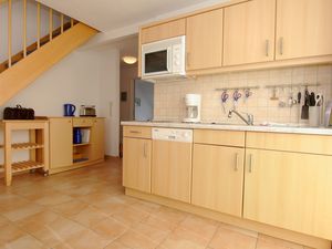 offene Küche mit Kühlschrank, Geschirrspüler, 2er-Kochfeld und Mikrowelle