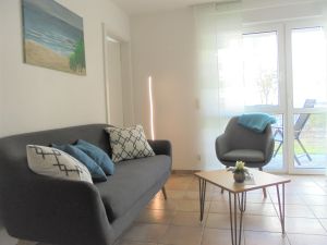 Wohnbereich mit Sofa, Couchtisch und Sessel