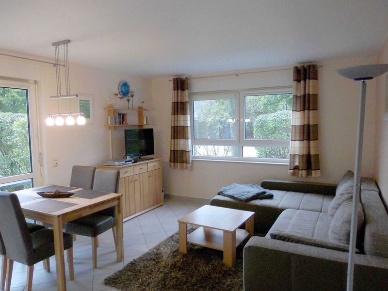 Wohnbereich mit Sitzecke, Couchtisch, Esstisch mit Bestuhlung, Sideboard mit TV
