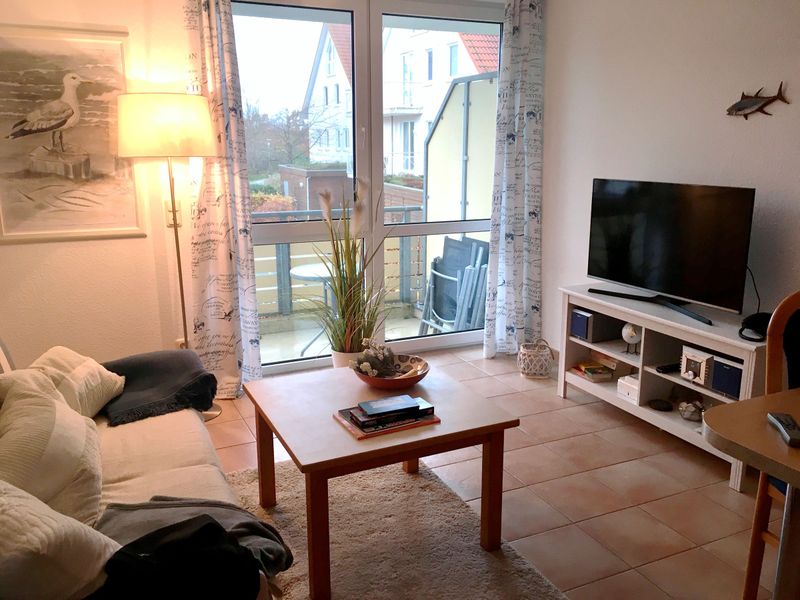 Wohnbereich mit Sofa, Couchtisch, Sideboard und TV