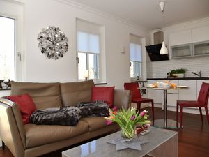 Sofa, Couchtisch, Esstisch mit Bestuhlung und offener Küchenzeile