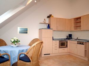 offener Küchenbereich mit Esstisch und Bestuhlung
