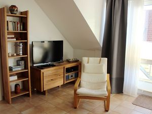 Bücherregal, Sideboard mit TV und Schwingsessel