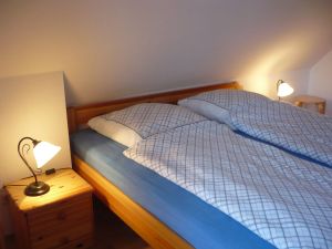 Schlafzimmer mit Doppelbett