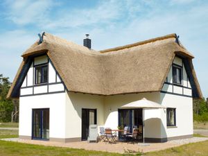 Außenansicht des Gebäudes. Ferienhaus mit Terrasse