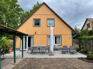 Terrasse. Moderne Gartenmöbel und Grill