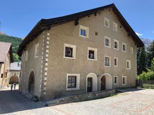 Haus von der oberen Seite betrachtet. Eingang: Haustüre rechts!