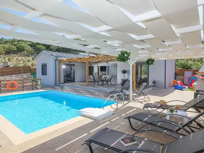 PoolOfHouse
