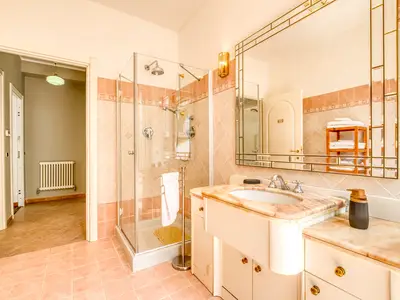 Badezimmer mit Dusche