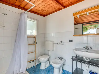 Badezimmer mit Dusche